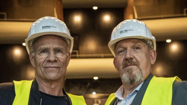 Tatort-Ermittler aus Köln mit Schutzhelmen und Warnwesten in einem leeren Opernhaus