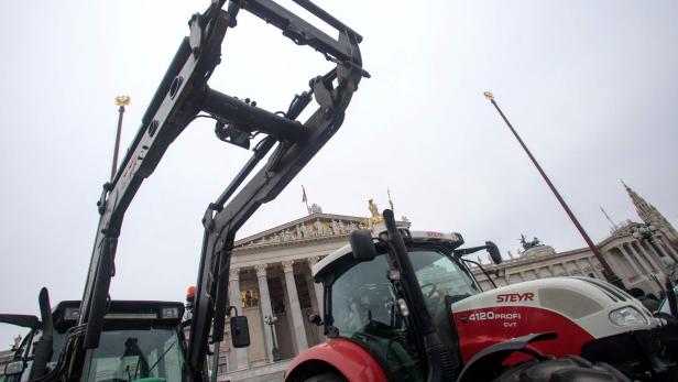 Ein Steyr-Traktor steht vor dem österreichischen Parlament in Wien.