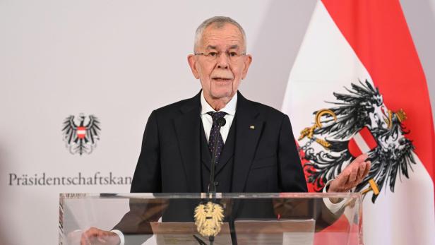 Alexander Van der Bellen spricht vor der österreichischen Flagge an einem Rednerpult.