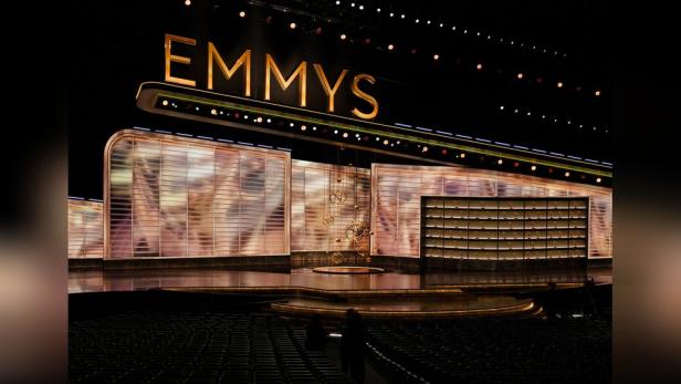 Leere Showbühne der Emmy Awards