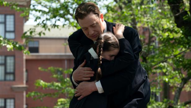 Brendan Fraser umarmt ein kleines Mädchen.