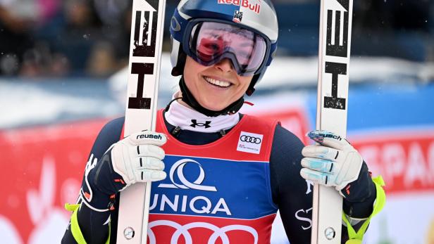Lindsey Vonn mit Ski in der Hand im Zielraum