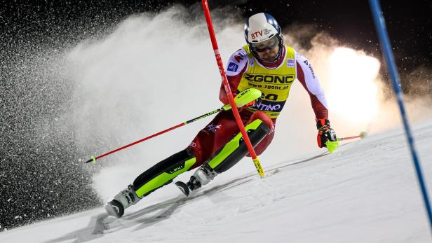 Johannes Strolz kippt eine rote Stange beim Slalom in Madonna di Campiglio