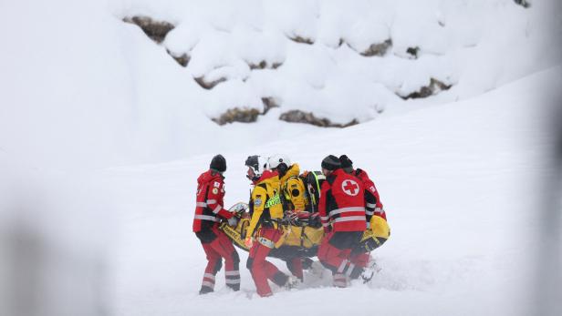 Magdalena Egger wird vom Rettungsteam am Pistenrand abtransportiert