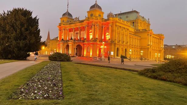 Die Zagreber Oper im festlich stimmenden Abendlicht.