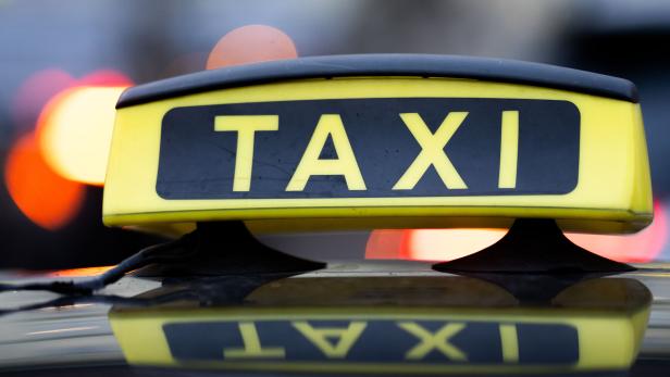 ++ THEMENBILD ++ TAXI / VERKEHR / PERSONENTRANSPORT / TRANSPORT