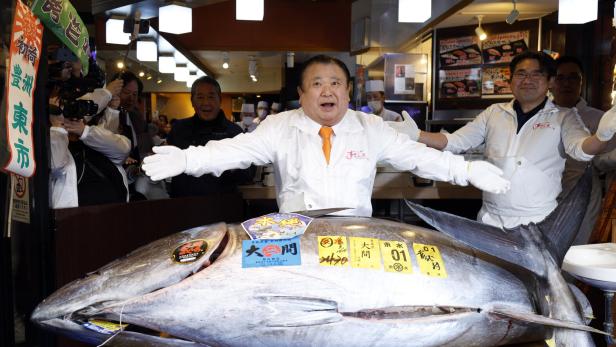 Der tote Thunfisch mit seinem Käufer.
