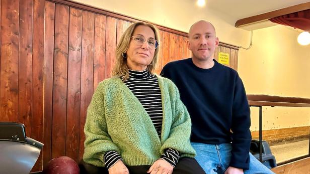 Die Wirtsleute Hanni Grötz und Michael Bull bei der alten Kegelbahn in ihrem Wirtshaus "Zur Stadt Krems"