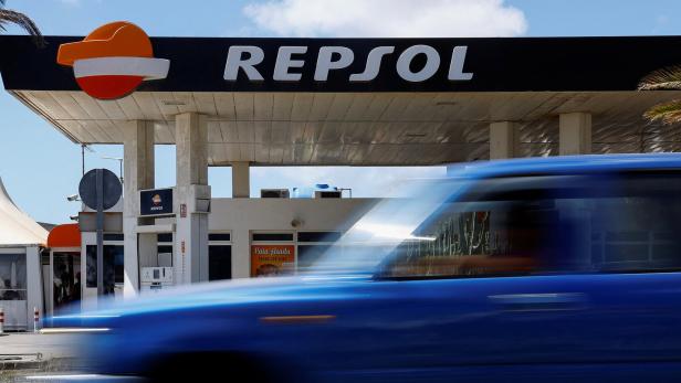 Auto fährt an einer Repsol-Tankstelle vorbei.