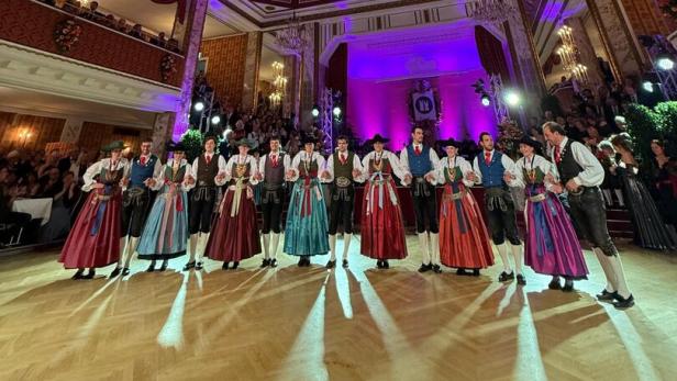 Das Folkloreensemble Kolo Slavuj formiert sich zum Tanz.