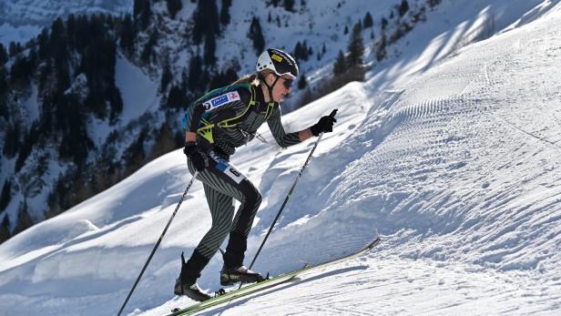 Johanna Hiemer mit Ausrüstung beim Skibergsteigen