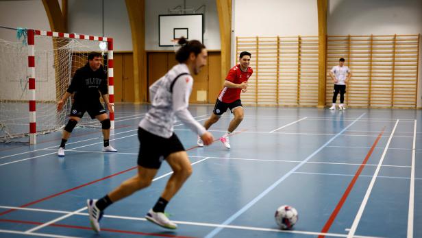 Ein Hallenfußballer führt den Ball am Fuß in Richtung Tor.