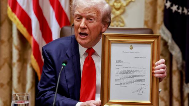 Trump mit einem Brief des argentinischen Präsidenten Milei, der ihn für den Friedensnobelpreis nominierte