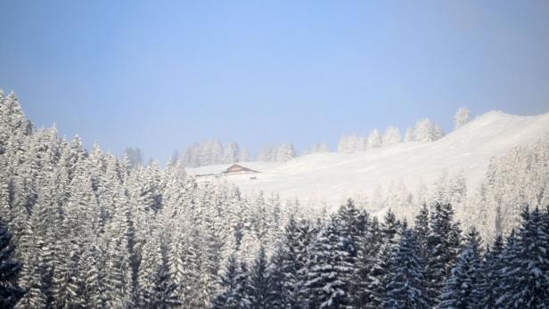 Frisch verschneite, winterliche Landschaft in Salzburg.