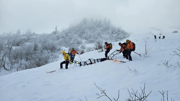 ++ HANDOUT ++ SALZBURG: TOURENGEHER GERIET IN LAWINE