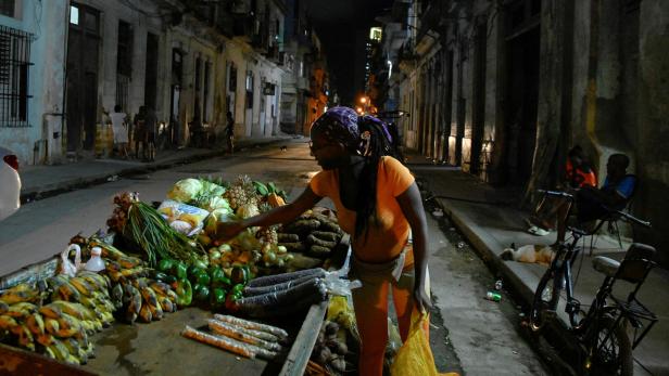 FILE PHOTO: Cuba reconnects grid, begins restoring power to Havana after partial collapse