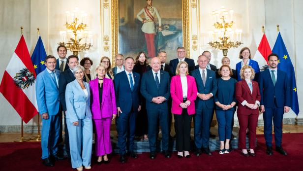 KLAUSUR DER BUNDESREGIERUNG - GRUPPENFOTO