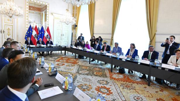 KLAUSUR DER BUNDESREGIERUNG: TOUR DE TABLE