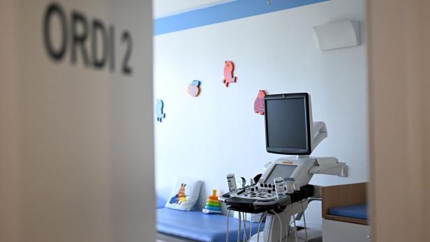 ++ THEMENBILD ++ ARZT / ÄRZTE / KINDERARZT / KRANKHEIT / GESUNDHEIT / UNTERSUCHUNG / ÜBERWEISUNG / DIAGNOSE / BEHANDLUNG / PATIENT / ÖGK