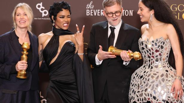 Das Siegerteam von „One Battle After Another“ (von li. n. re.): Produzentin Sara Murphy, Teyana Taylor, Regisseur Paul Thomas Anderson  und  Chase Infiniti.S ROOM