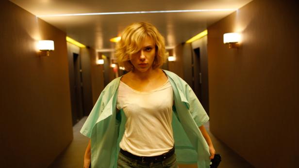 Scarlett Johansson entwickelt als Superheldin Lucy ein Supergehirn und reist von Taipeh nach Paris