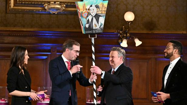 Übergabe der Fasnacht-Laterne von Conradin Cramer an Michael Ludwig.