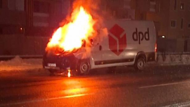 Brennender Lieferwagen