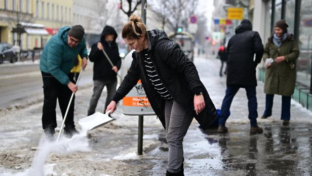 WINTER / WETTER / KÄLTE / FROST / GLATTEIS / EIS / GLATTEISGEFAHR