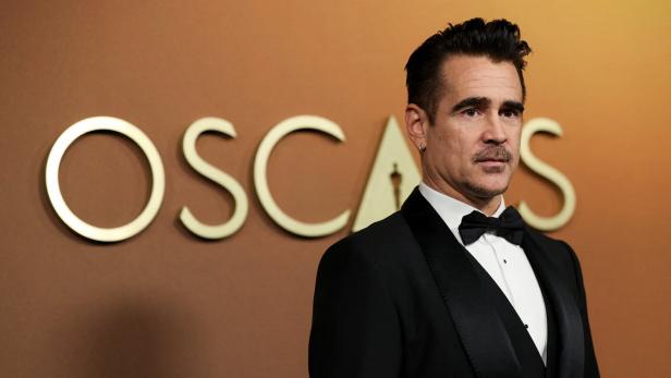 Colin Farrell posiert im Smoking vor dem Schriftzug "Oscars".