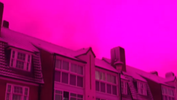 Pinker Himmel über einer Häuserfront in Birmingham
