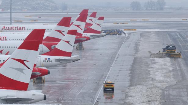 Vienna International Airport (VIE) in Schwechat closed due to ice on the tarmac