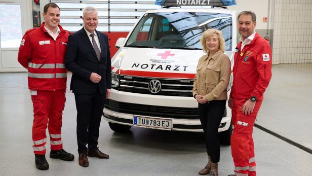 Landesräte Anton Kasser und Eva Prischl mit Rotkreuz-Verantwortlichen