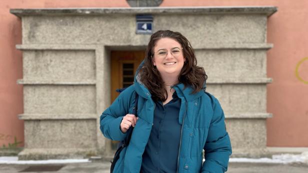 Irene Reismüller steht vor dem Stiegenhaus im Karl-Marx-Hof