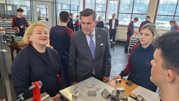 Ministerin Korinna Schumann und Minister Peter Hanke in ÖBB-Lehrwerkstätte St. Pölten.