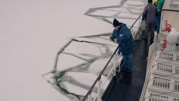 Ein Mann filmt das brechende Eis