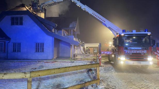 Feuerwehr bekämpft Feuer mithilfe eines Hubsteigers