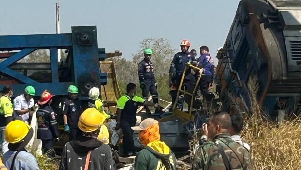 Baukran soll auf vollbesetzten Zug gestürzt sein: Mindestens 30 Tote in Thailand