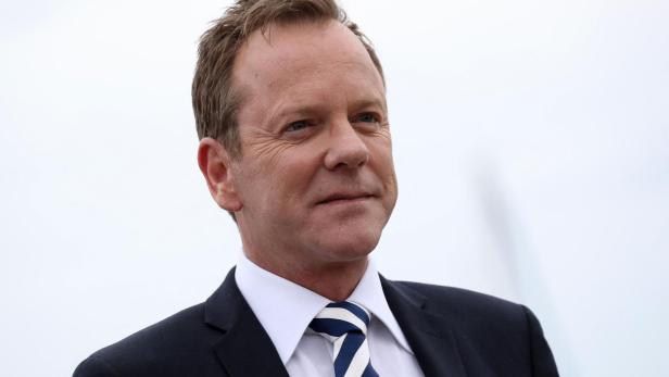 Kiefer Sutherland blickt zur Seite.