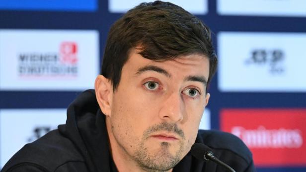 Sebastian Ofner sitzt bei einer Pressekonferenz.