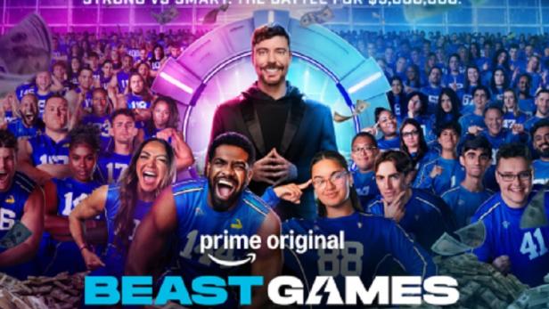 Riesenmenge von Gameshow-Teilehmern mit Bargeldhaufen voir ihnen