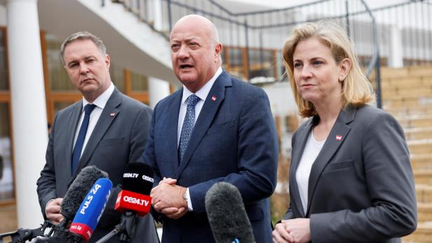 Babler, Stocker und Meinl-Reisinger stehen vor Mikrofonen von Puls 24 und OE24.tv.