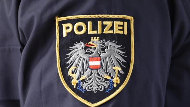 Uniform mit polizeiabzeichen