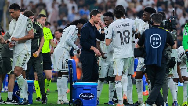 Xabi Alonso im Gespräch mit Bellingham und anderen Real-Spielern.