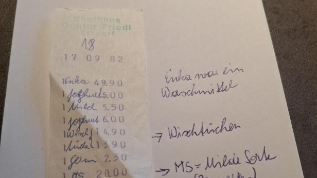 Alter Kassenzettel von 1982 mit handschriftlichen Notizen auf weißem Papier.