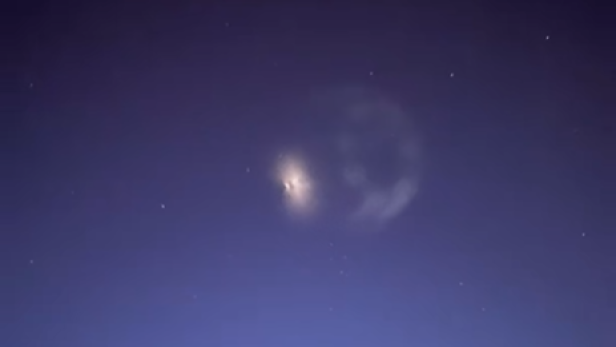 Leuchtendes Objekt mit hellem Ring am Nachthimmel über Kärnten.