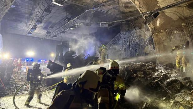 ++ HANDOUT ++ SALZBURG: LKW-BRAND IN TUNNEL GESPERRT