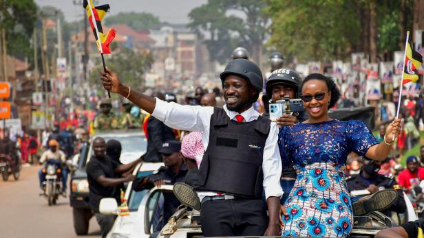 Bobi Wine bei einem Wahlkampfauftritt – mit Schutzweste.