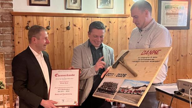 Der Männer in einer Gaststube mit Präsenten