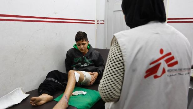 Eine Mitarbeiterin von Ärzte ohne Grenzen behandelt einen Jungen in Gaza-Stadt.