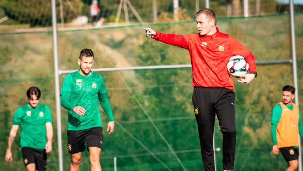 Rapid-Trainer Johannes Hoff Thorup gibt Anweisungen während eines Trainings